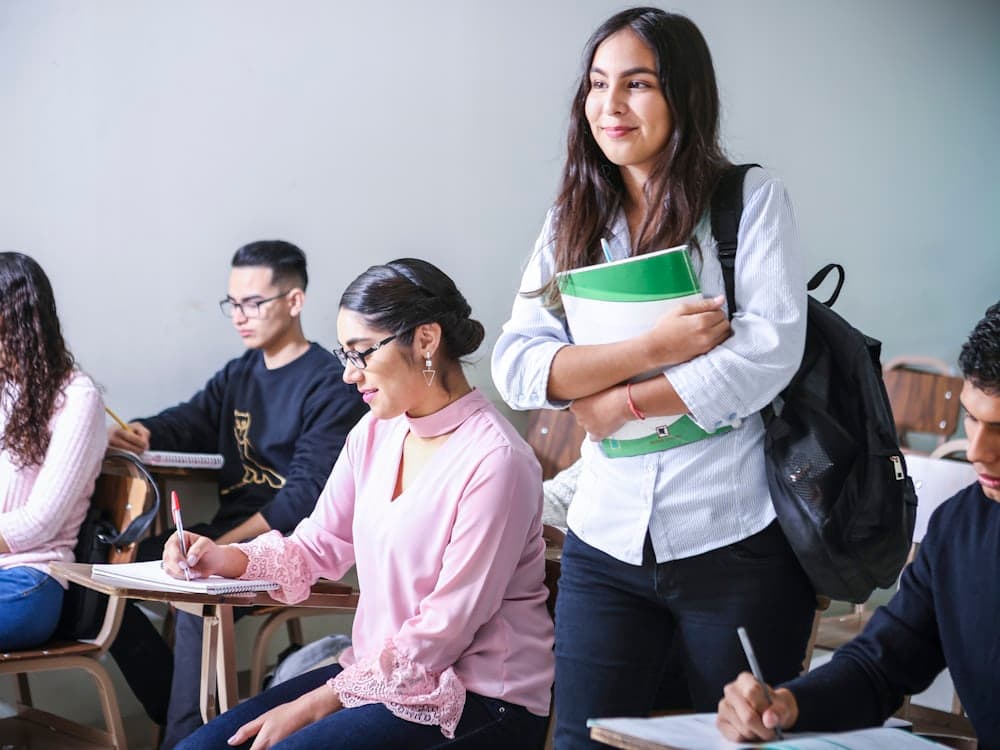 Estudiantes universitarios en sala de clases